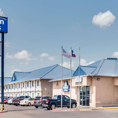 Days Inn & Suites By Wyndham Ларедо Екстер'єр фото