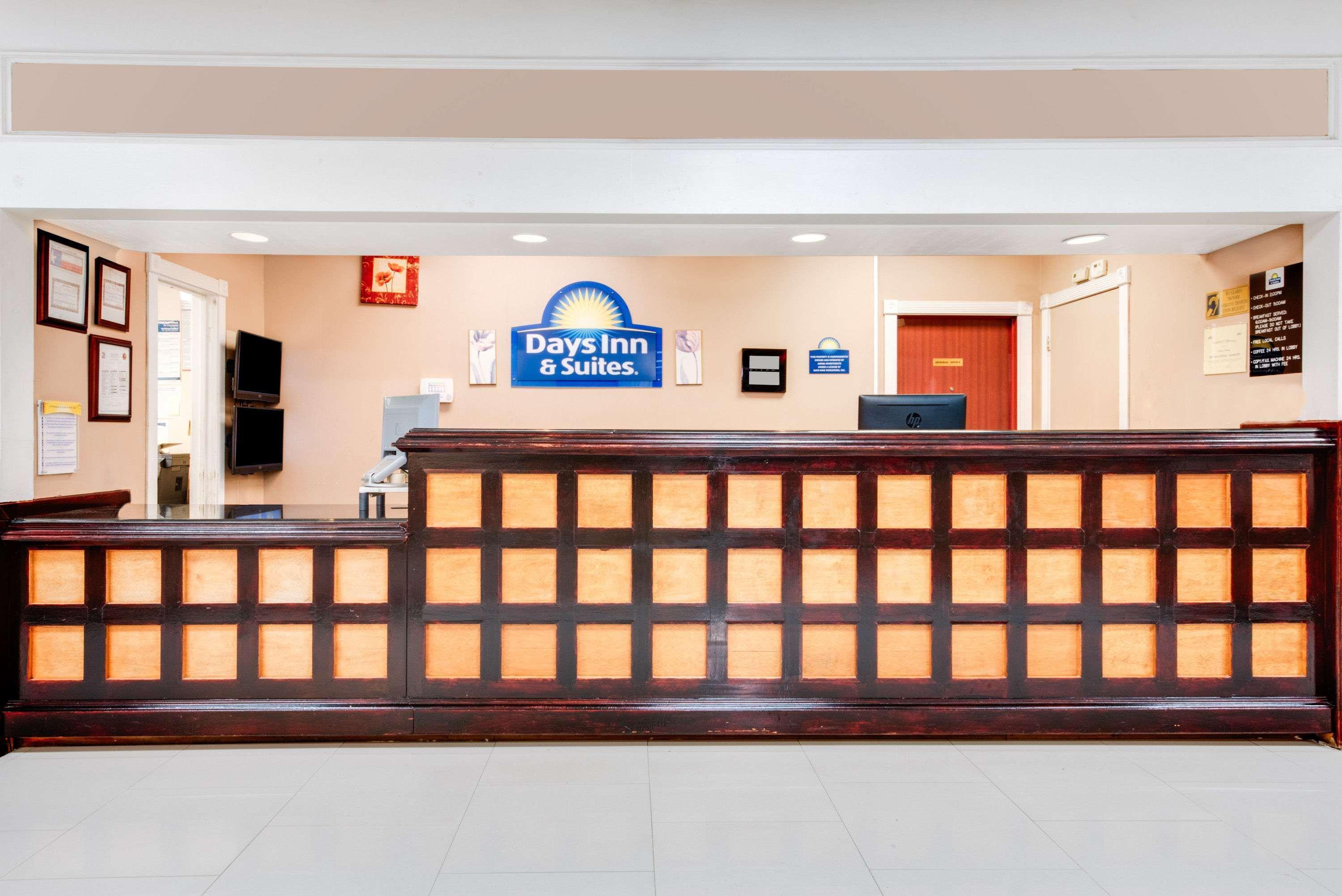 Days Inn & Suites By Wyndham Ларедо Екстер'єр фото