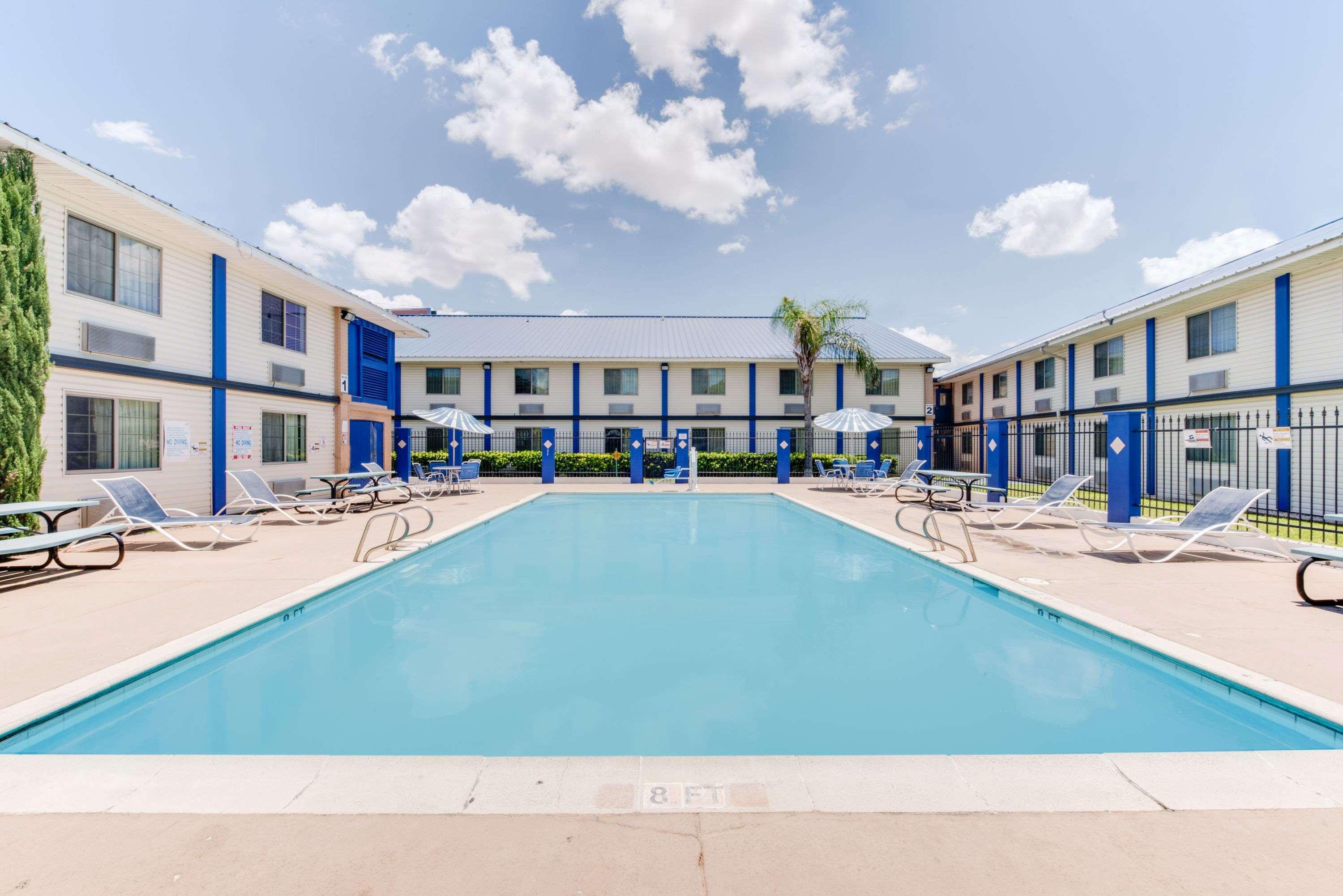 Days Inn & Suites By Wyndham Ларедо Екстер'єр фото