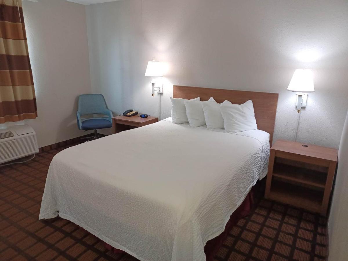 Days Inn & Suites By Wyndham Ларедо Екстер'єр фото