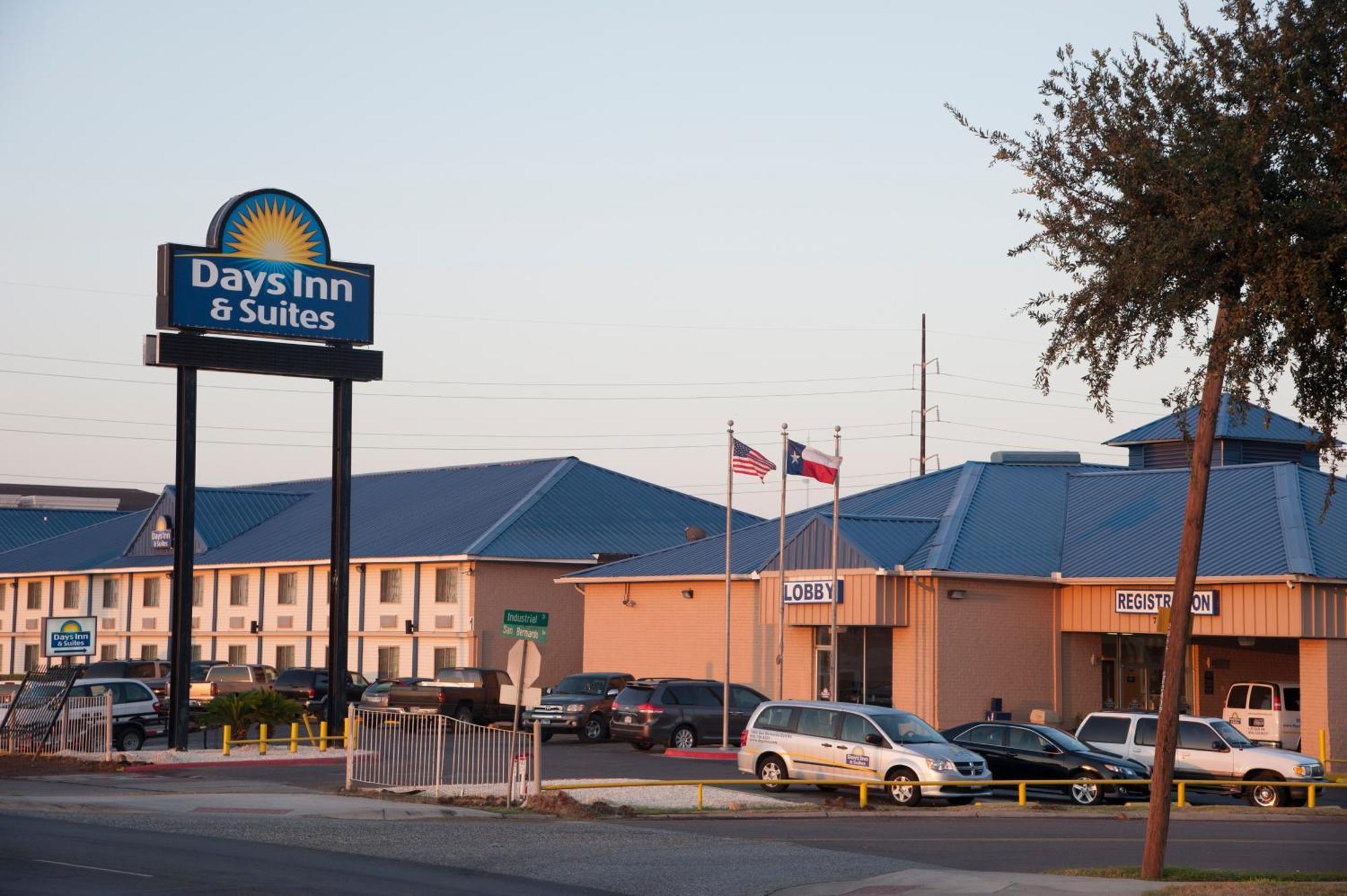 Days Inn & Suites By Wyndham Ларедо Екстер'єр фото