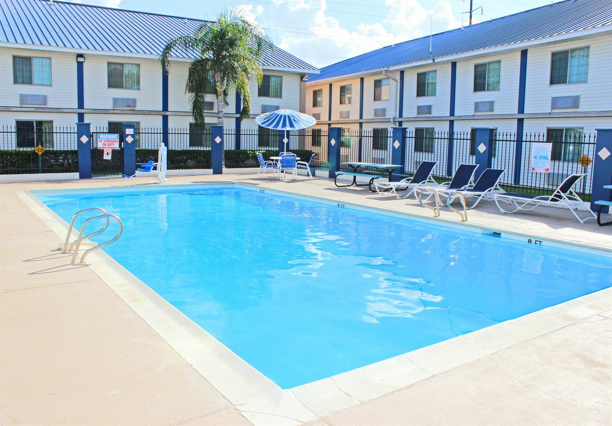 Days Inn & Suites By Wyndham Ларедо Екстер'єр фото